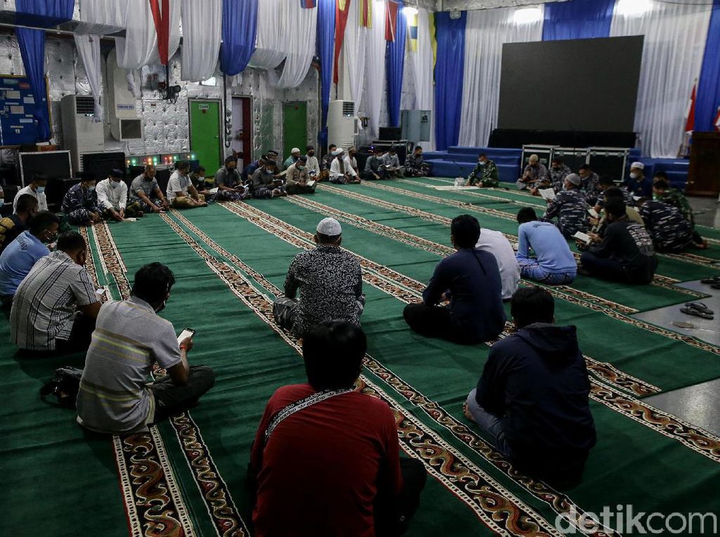 Doa Bersama untuk Korban Sriwijaya Air SJ182 di KRI Semarang