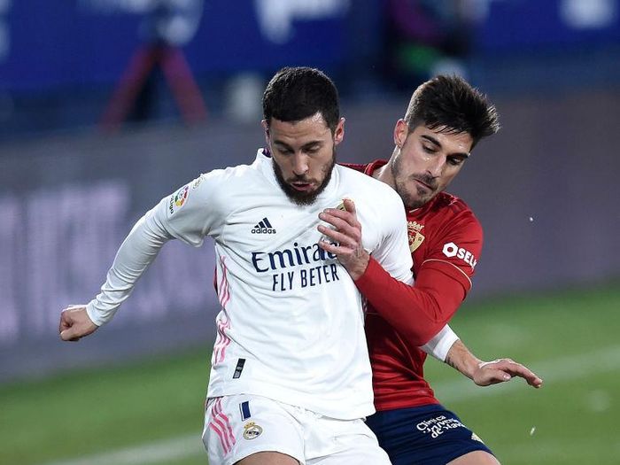 Eden Hazard PAMPLONA, SPAIN - JANUARY 09: Eden Hazard of Real Madrid holds off Nacho Vidal of Osasuna during the La Liga Santander match between C.A. Osasuna and Real Madrid at Estadio El Sadar on January 09, 2021 in Pamplona, Spain. Sporting stadiums around Spain remain under strict restrictions due to the Coronavirus Pandemic as Government social distancing laws prohibit fans inside venues resulting in games being played behind closed doors. (Photo by Juan Manuel Serrano Arce/Getty Images)