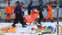 Evakuasi Berlanjut, Kantong Jenazah-Puing Sriwijaya Air Tiba di JICT
