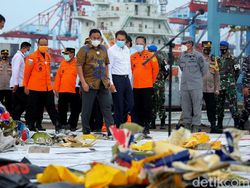 KRI Parang Angkut 3 Kantong Hasil Evakuasi Sriwijaya Air SJ182