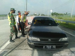 Polisi Perketat Kendaraan Masuk Ngawi di Hari Pertama PPKM
