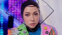 6 Artis Ini Pakai Face Shield Unik, Gaya Melly Goeslaw Dikritik dr. Tirta