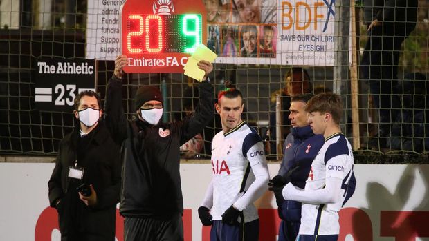 CROSBY, ENGLAND - JANUARY 10: Gareth Bale and Jack Clarke of Tottenham Hotspur prepare to be substituted on during the FA Cup Third Round match between Marine and Tottenham Hotspur at Rossett Park on January 10, 2021 in Crosby, England. Sporting stadiums around England remain under strict restrictions due to the Coronavirus Pandemic as Government social distancing laws prohibit fans inside venues resulting in games being played behind closed doors. (Photo by Clive Brunskill/Getty Images)