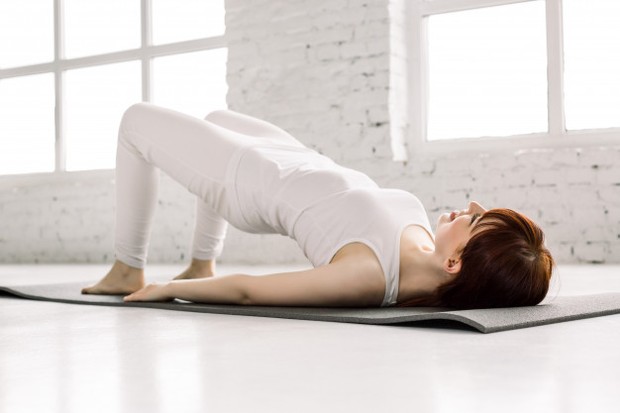 Lakukan gerakan activation yaitu glute bridge sebelum memulai latihan kekuatan.