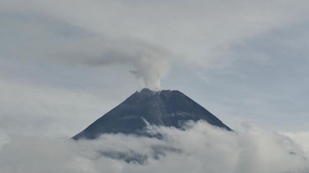 Gunung Merapi mengeluarkan asap sulfatara terlihat dari Turi, Sleman, D.I Yogyakarta, Senin (11/1/2021). Balai Penyelidikan dan Pengembangan Teknologi Kebencanaan Geologi (BPPTKG) D.I Yogyakarta mencatat pada periode pengamatan Senin (11/1) pukul 06:00-12:00 WIB Gunung Merapi mengalami guguran sebanyak 49 kali dengan Amplitudo 4-29 mm dan Durasi 8-117 detik. ANTARA FOTO/Andreas Fitri Atmoko/rwa.