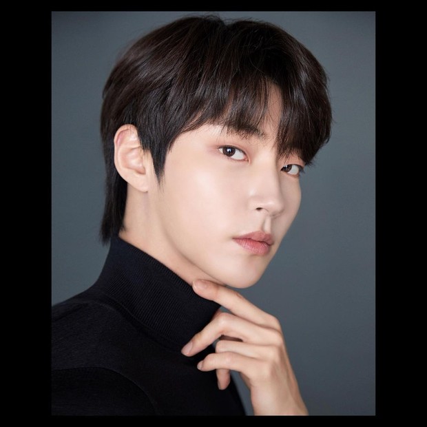 Setelah debut dua tahun lalu, dia sudah menjadi pembicaraan para pecinta K-Drama. Dia digandrungi karena visual dan perannya yang menjadi anak SMA