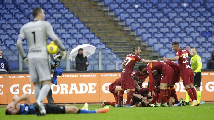 Italy Soccer Serie A Romas Gianluca Mancini is celebrated by teammates after he scored his sides second goal during a Serie A soccer match between Roma and Inter Milan at Romes Olympic stadium, Sunday, Jan. 10, 2021. (AP Photo/Gregorio Borgia)