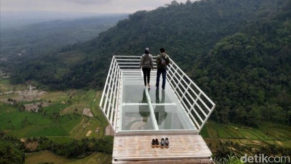 Foto: Jembatan Kaca, Si Obyek Wisata Baru Semarang