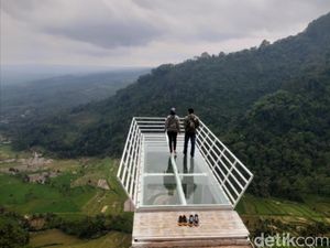Foto: Jembatan Kaca, Si Obyek Wisata Baru Semarang Foto: Jembatan Kaca, Si Obyek Wisata Baru Semarang