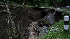 Gegara Curah Hujan Tinggi, Jembatan Ini Roboh