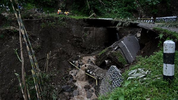 Gegara Curah Hujan Tinggi, Jembatan Ini Roboh