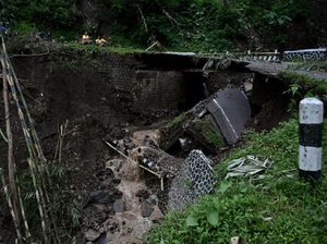 Gegara Curah Hujan Tinggi, Jembatan Ini Roboh