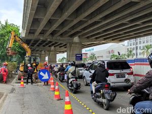 Jalan Rusak Seberang Metropolitan Mall Bekasi Diperbaiki, Lalin Ramai