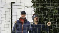 Terletak di wilayah Merseyside, tak heran bila ada suporter Marine FC yang mungkin juga menyukai Liverpool. Terlihat seorang suporter membawa replika Juergen Klopp ke pinggir lapangan. Foto: Getty Images/Pool