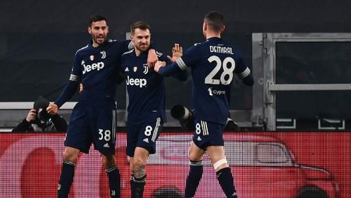 Juventus Welsh midfielder Aaron Ramsey (C) celebrates with Juventus Italian defender Gianluca Frabotta (L) and Juventus Turkish defender Merih Demiral after scoring during the Italian Serie A football match Juventus vs Sassuolo on January 10, 2021 at the Juventus stadium in Turin. (Photo by Marco BERTORELLO / AFP)