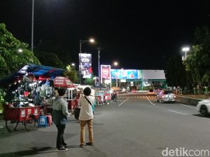 PPKM di Kudus Dibatasi Jam 7 Malam, Alun-alun dan Balai Jagong Masih Ramai PPKM di Kudus Dibatasi Jam 7 Malam, Alun-alun dan Balai Jagong Masih Ramai
