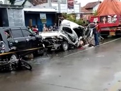Detik-detik Pick Up dan Avanza Di-Sandwich, Terjepit Dua Truk di Kudus
