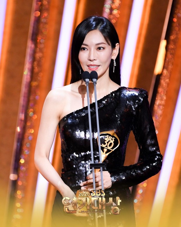 Kim So Yeon saat menghadiri SBS Drama Awards 2020.