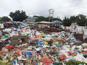 Tumpukan Sampah di Pekanbaru Mulai Busuk-Berulat, Pemkot Minta Warga Sabar