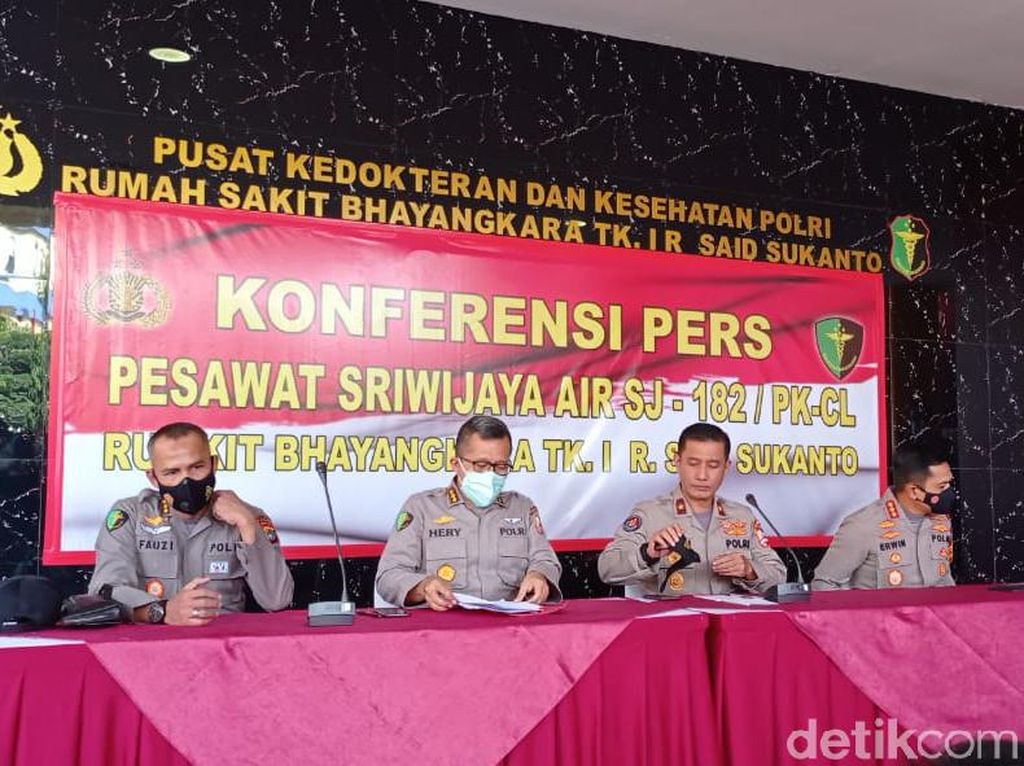Tim DVI Polri Terima 40 Sampel DNA, 16 Kantong Jenazah Tim DVI Polri Terima 40 Sampel DNA, 16 Kantong Jenazah
