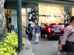 Geledah Perusahaan Terkait Kasus Bansos di Jakbar, KPK Bawa 2 Koper