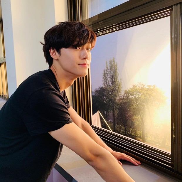 Lee Do Hyun pun mendapatkan pengakuan dari banyak orang atas perannya di drama yang dibintangi, Hotel del Luna (2019),