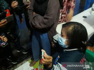 Tangis Ibunda Tunggu Kabar Dinda yang Ada di Sriwijaya Air SJ182
