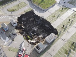 Ngeri Banget, Area Parkir Seluas 2.000 Meter Persegi Amblas Beberapa Mobil Ditelan Bumi