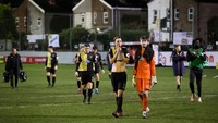 Diisi pemain-pemain semi-profesional, Marine FC akhirnya kalah 0-5. Namun setidaknya masing-masing pemain mendapat kenangan-kenangan satu set jersey dari Tottenham. Foto: Getty Images/Clive Brunskill