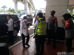 Mensos Risma Sambangi Posko Crisis Center Sriwijaya Air di Bandara Soetta