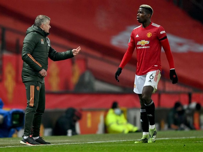 MANCHESTER, ENGLAND - JANUARY 06: Ole Gunnar Solskjaer, Manager of Manchester United speaks to Paul Pogba of Manchester United during the Carabao Cup Semi Final match between Manchester United and Manchester City at Old Trafford on January 06, 2021 in Manchester, England. The match will be played without fans, behind closed doors as a Covid-19 precaution. (Photo by Shaun Botterill/Getty Images)