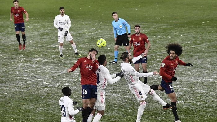 Osasunas Jonathan Calleri, centre left, jumps for the ball with Real Madrids Casemiro, centre, right and Real Madrids Sergio Ramos during a Spanish La Liga soccer match between Osasuna and Real Madrid at El Sadar stadium in Pamplona, Spain, Saturday, Jan. 9, 2021. (AP Photo/Alvaro Barrientos)