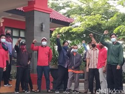 Di-PHK Tanpa Alasan Jelas, Puluhan Tenaga Outsourcing DLH Kota Blitar Demo