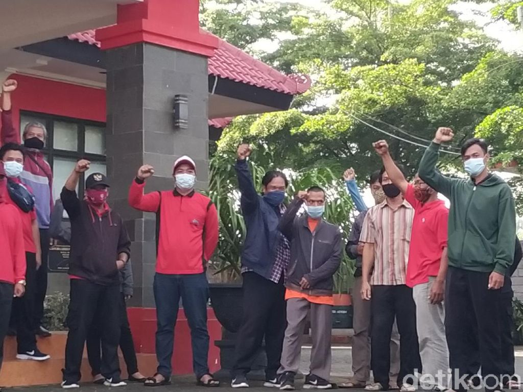 Di-PHK Tanpa Alasan Jelas, Puluhan Tenaga Outsourcing DLH Kota Blitar Demo Di-PHK Tanpa Alasan Jelas, Puluhan Tenaga Outsourcing DLH Kota Blitar Demo