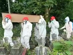 4 Nakes Pria di Sumut Mandikan Jenazah Wanita COVID Jadi Tahanan Kota 4 Nakes Pria di Sumut Mandikan Jenazah Wanita COVID Jadi Tahanan Kota