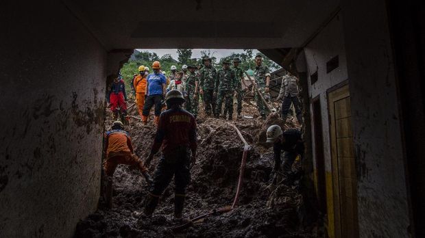 Tim SAR Gabungan melakukan pencarian korban tanah longsor di Cimanggung, Kabupaten Sumedang, Jawa Barat, Senin (11/1/2021). Pada hari ketiga, Tim SAR gabungan TNI Polri masih mencari sedikitnya 26 korban hilang yang terdata akibat bencana tanah longsor yang terjadi pada Sabtu (9/1) lalu. ANTARA FOTO/Novrian Arbi/rwa.