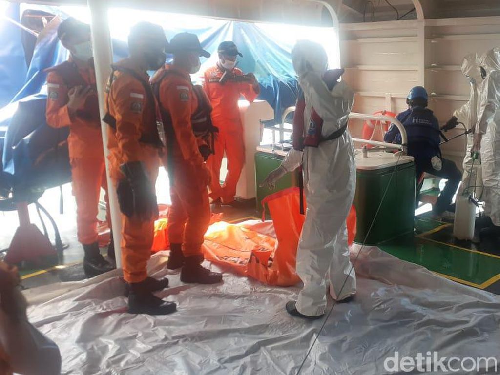 Penyelam Gabungan Temukan 2 Bagian Tubuh Korban Sriwijaya Air SJ182 Penyelam Gabungan Temukan 2 Bagian Tubuh Korban Sriwijaya Air SJ182