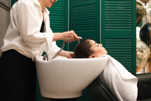 Perawatan hair perm sama dengan perawatan rambut ikal dan keriting.