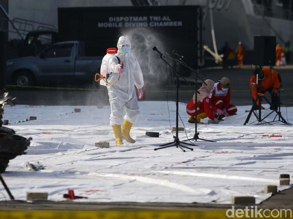 PMI Semprot Area Penampungan Serpihan Pesawat Sriwijaya Air