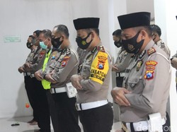 Polisi di Sidoarjo Salat Gaib Doakan Korban Jatuhnya Sriwijaya Air SJ182