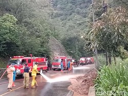 Material Longsor Dibersihkan, Jalur Puncak Bogor Diberlakukan Buka Tutup