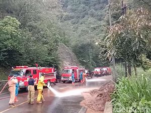 Material Longsor Dibersihkan, Jalur Puncak Bogor Diberlakukan Buka Tutup Material Longsor Dibersihkan, Jalur Puncak Bogor Diberlakukan Buka Tutup