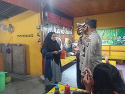 Polisi Blusukan Sosialisasikan PPKM ke Warga Ngawi