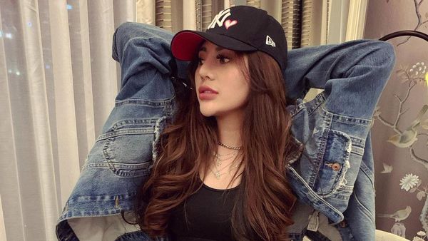 7 Potret Widuri Agesty, Jadi Anak Sekolahan hingga Makan Donat