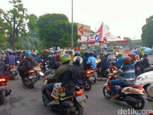 Hari Pertama PPKM di Bundaran Waru, Salah Jalur Mendominasi Kendaraan Roda Dua