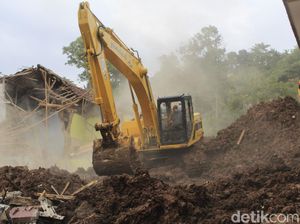 Evakuasi Korban Longsor di Cimanggung Sumedang Terbentur Cuaca