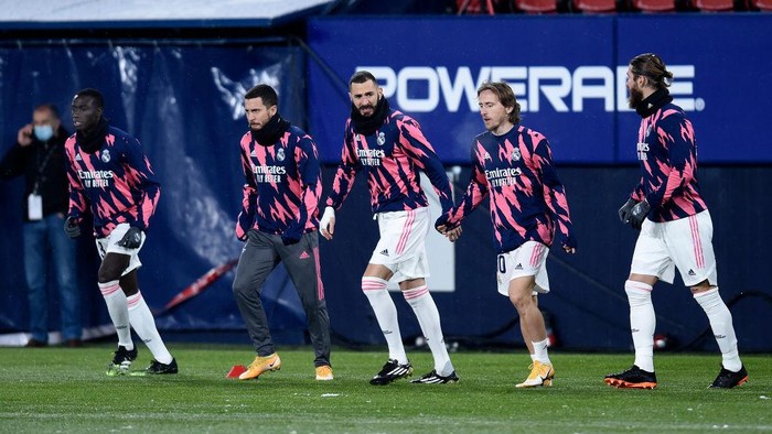 PAMPLONA, SPAIN - JANUARY 09: (L-R) Ferland Mendy, Eden Hazard, Karim Benzema, Luka Modric and Sergio Ramos of Real Madrid warm up prior to the La Liga Santander match between C.A. Osasuna and Real Madrid at Estadio El Sadar on January 09, 2021 in Pamplona, Spain. Sporting stadiums around Spain remain under strict restrictions due to the Coronavirus Pandemic as Government social distancing laws prohibit fans inside venues resulting in games being played behind closed doors. (Photo by Juan Manuel Serrano Arce/Getty Images)