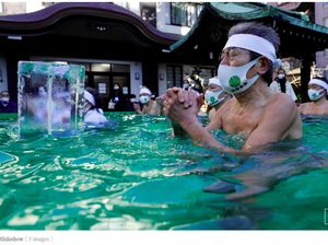 Sepinya Ritual Berendam di Kolam Es Jepang