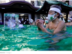 Sepinya Ritual Berendam di Kolam Es Jepang