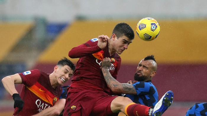 ROME, ITALY - JANUARY 10: Gianluca Mancini of Roma heads the ball whilst under pressure from Arturo Vidal of Internazionale during the Serie A match between AS Roma and FC Internazionale at Stadio Olimpico on January 10, 2021 in Rome, Italy. Sporting stadiums around Italy remain under strict restrictions due to the Coronavirus Pandemic as Government social distancing laws prohibit fans inside venues resulting in games being played behind closed doors. (Photo by Paolo Bruno/Getty Images)